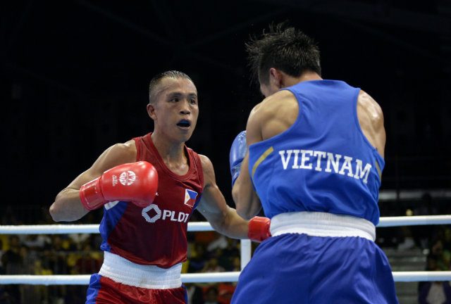 Men’s lightweight Junel Cantancio (L) won a unanimous decision over Van Hai Nguyen of Vietnam. Photo by Singapore SEA Games Organising Committee/Action Images via Reuters 