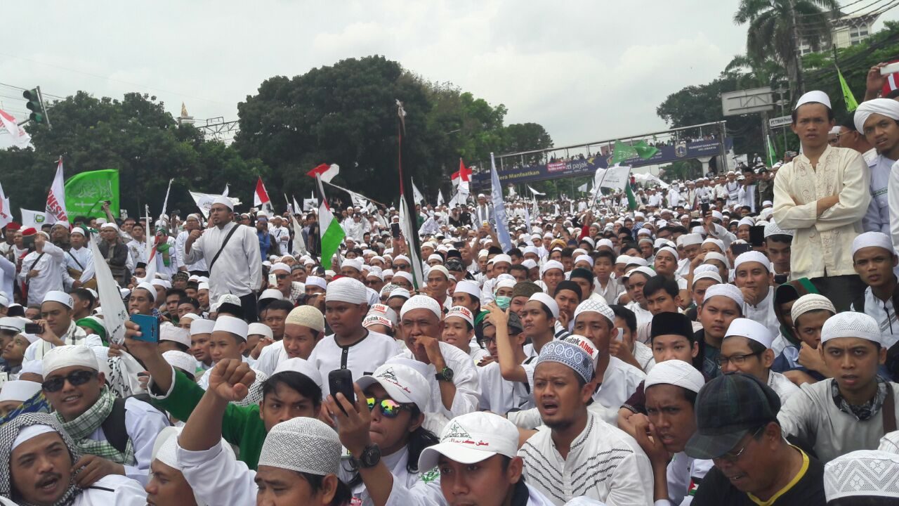 Indonesian Islamic hardliners protest Christian governor