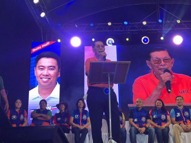 SEEKING COMEBACK. Senatorial candidate Juan Ponce Enrile discusses his pro-poor agenda before Makati residents. Photo by Mara Cepeda/Rappler  