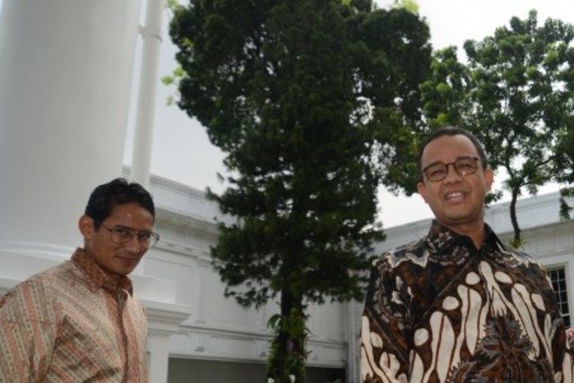 Gubernur DKI Jakarta Anies Baswedan (kanan) dan Wakil Gubernur Sandiaga Uno mendatangi Istana Kepresidenan. Foto oleh Rosa Panggabean/ANTARA 