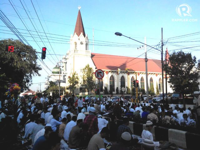 Sebagian jemaah Masjid Agung Jami menunaikan salat Idul Fitri di halaman Gereja Kayu Tangan. Foto oleh Dyah Ayu Pitaloka/Rappler
 