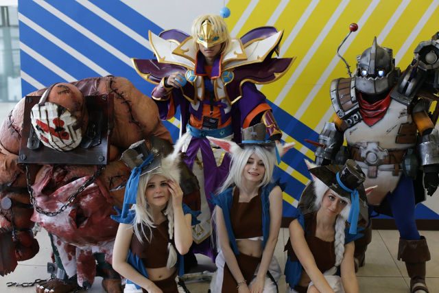 COSPLAY! DOTA 2 cosplayers pose for the camera. Photo by PGL eSports on Facebook. 