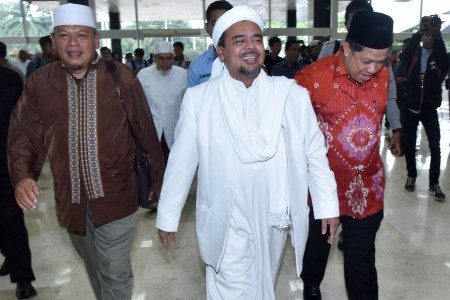 Wakil Ketua DPR Fachri Hamzah (kanan) berbincang dengan Ketua Front Pembela Islam Habib Rizieq Shihab ketika melakukan audiensi di Kompleks Parlemen Senayan, Jakarta, Rabu (11/1). Foto oleh Wahyu Putro/ANTARA 