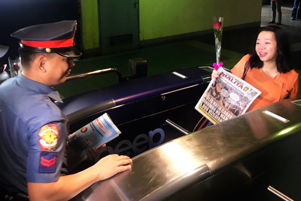 PNP knocks on hearts of commuters on Valentine’s Day