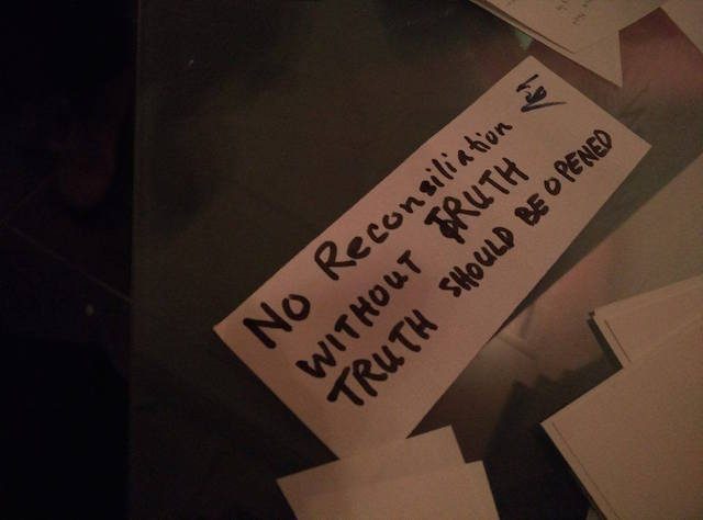 TIDAK ADA REKONSILIASI. Para peserta sidang IPT 1965 menulis harapannya di surat terbuka "No reconsiliation without truth" untuk menghormati korban tragedi 1965 di Den Haag, Belanda. Foto oleh Rika Theo/Rappler  