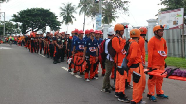 RESCUERS UNITE. More than 400 rescuers from two different starting point (Samar and Palo) gather at the Balyuan Grounds to complete the march.  