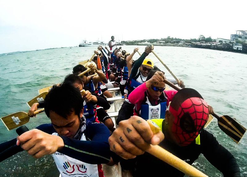 FUELLED BY PASSION. Team Captains Enrique Rafhael Sanchez (left) and Arnold Balais (right) lead the team through the unforgiving tides of Mactan which are no match against their burning passion to train in order to compete this dragonboat racing season. Photo by Chlei Von Garcia 
