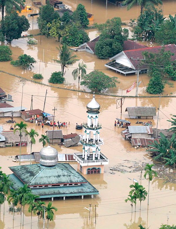Banjir di Tamiang, Aceh Timur, Minggu, 24 Desember 2006. Arief Airadi/EPA 