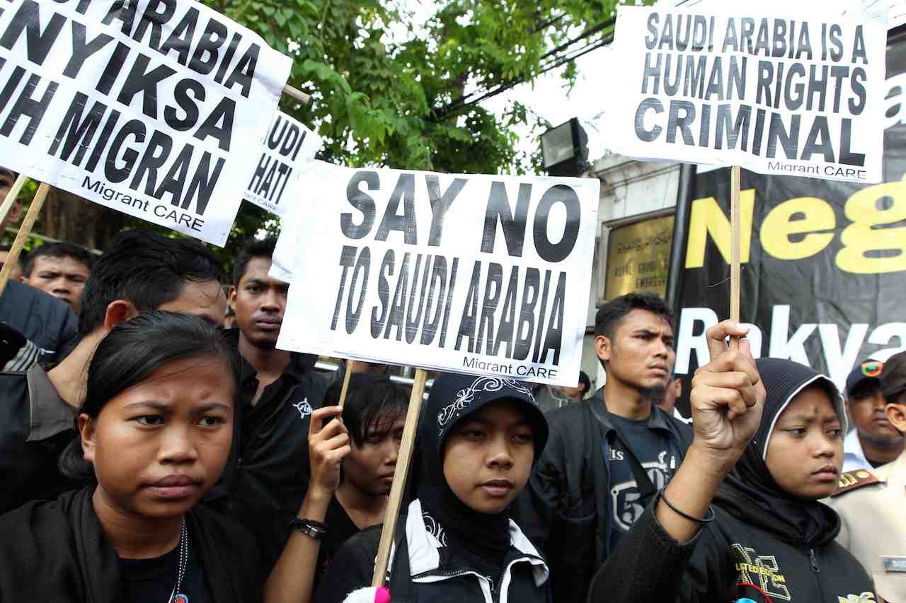Buruh migran Indonesia memprotes pengiriman TKI ke Arab Saudi.