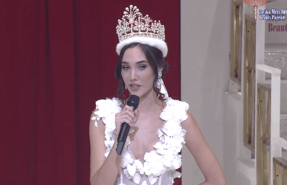 Miss International 2015, Edymar Martinez, menyampaikan pidato terakhirnya sebelum melepas titel ke Miss International 2016. 