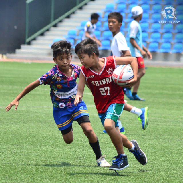 THE FUTURE? Kids scamper on the scorching artificial turf at midday in McKinley Hill. Photo by Bob Guerrero/Rappler  