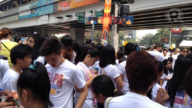 Manila pilgrims endure long wait for glimpse of pope