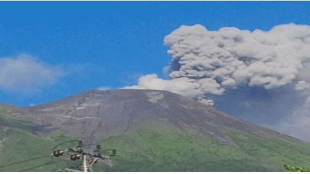 Gunung Gamalama di Ternate menyemburkan abu vulkanik pada Rabu, 3 Agustus. Foto oleh Antara. 
