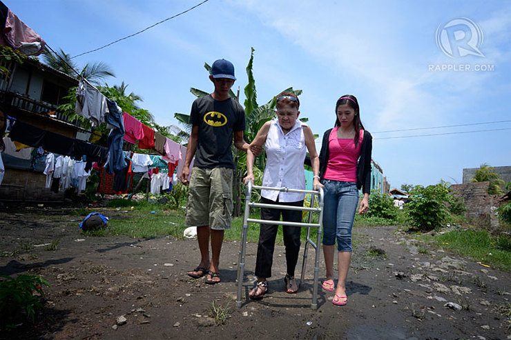 Rey (left) finds it hard acquiring a job since he also needs to look after her mother Teodora (center). Photo by LeAnne Jazul/Rappler