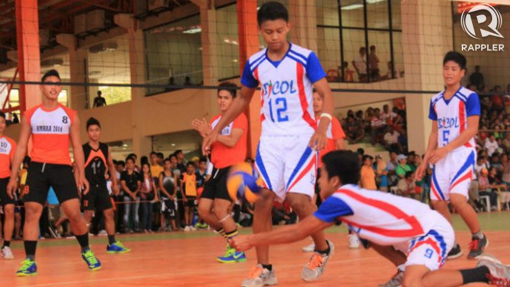 A Bicol secondary volleyball player digs low during a game against Northern Mindanao. Photo by Maan Tengco/Rappler