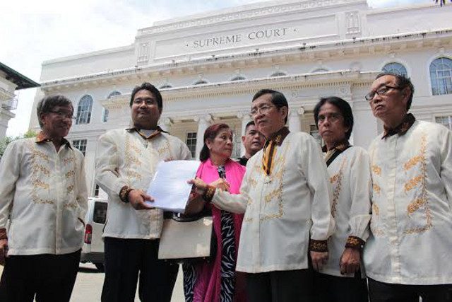 FIGHTING FOR RIZAL. Members of the Knights of Rizal file a petition with the Supreme Court to stop the construction of Torre de Manila which threatens the sightline of the Rizal Monument. Photo by Joel Leporada/Rappler 