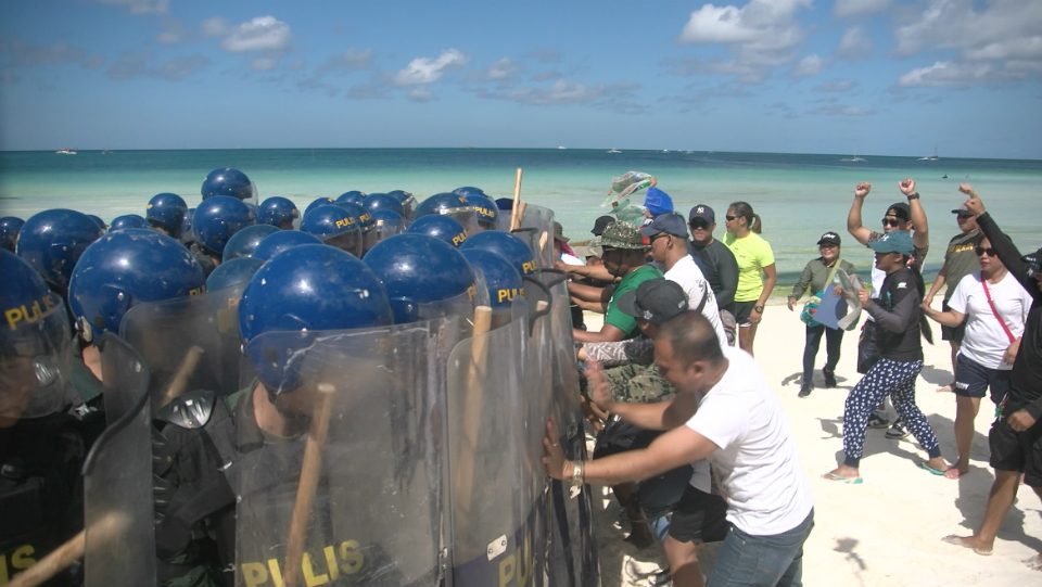 FACE-OFF. Local police and protesters 'clash' in one of the simulations rehearsed in Boracay on April 24, 2018. File photo by Adrian Portugal/Rappler  