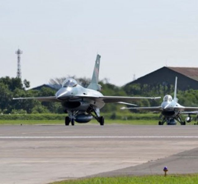 HIBAH. Pemerintah Amerika Serikat memberikan hibah berupa 5 jet tempur F-16 kepada TNI Angkatan Udara (AU). Lima unit jet itu tiba di Pangkalan Lanud Iswahyudi, Magetan, Jawa Timur pada Rabu, 21 September. Foto oleh Siswowidodo/ANTARA 