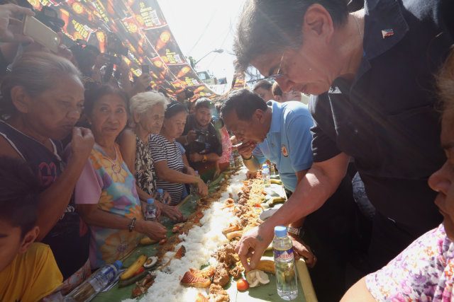 BINAY STAPLE. The boodle fight is a staple in the Binay campaign, aiming to highlight his poverty message by showing him eating and interacting with poor communities. File photo courtesy of OVP  