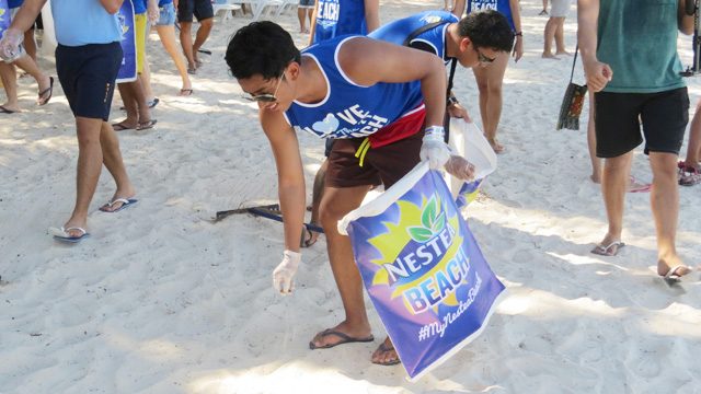 SHOW THE LOVE. David Guison joins this year’s clean-up drive. Photo by Krista Garcia/Rappler   