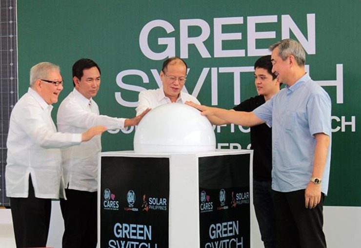 Making the Green Switch (From L-R): Sonny Belmonte, Jericho Petilla, President Benigno S. Aquino III, Leandro Leviste, and Hans Sy