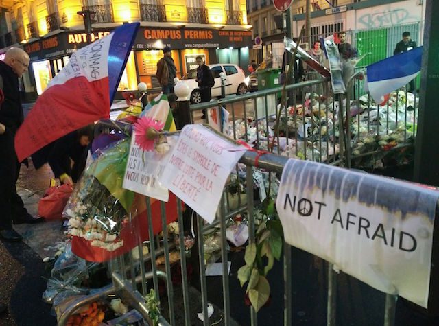 TIDAK TAKUT. Warga Paris menulis pesan untuk teroris, "Kami tidak takut," disertai simbol perdamaian. Foto oleh Rika Theo/Rappler 