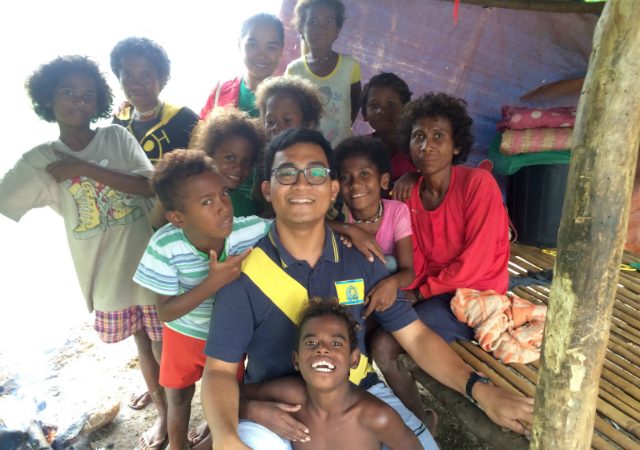 SERVICE. As a Jesuit Volunteer, Gimar Reyes is currently serving in an Agta Dumagat community in Sitio Maninit, Barangay Tinib in Casiguran, Aurora. Photo credit: Gimar Reyes/XU   
