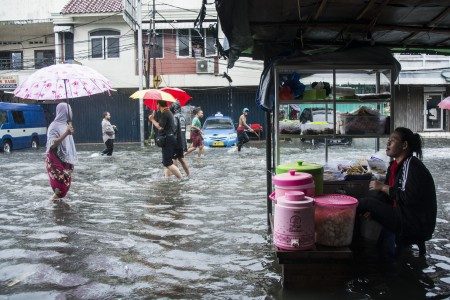 Sejumlah warga beraktivitas saat banjir menggenangi di kawasan Sawah Besar, Jakarta, Selasa (21/2). Foto oleh Aprillio Akbar/ANTARA 