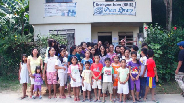 PROMOTING PEACE. The first Kristyano-Islam Peace Library was built in Manicahan, Zamboanga City. 