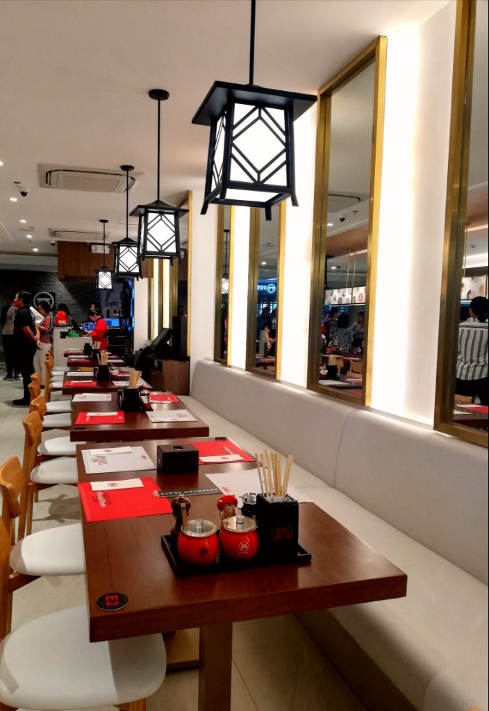 FIT FOR GROUPS OF ALL SIZES. Friends and families will feel right at home in Ramen Nagi's new, elegant space. Photo by Steph Arnaldo/Rappler 