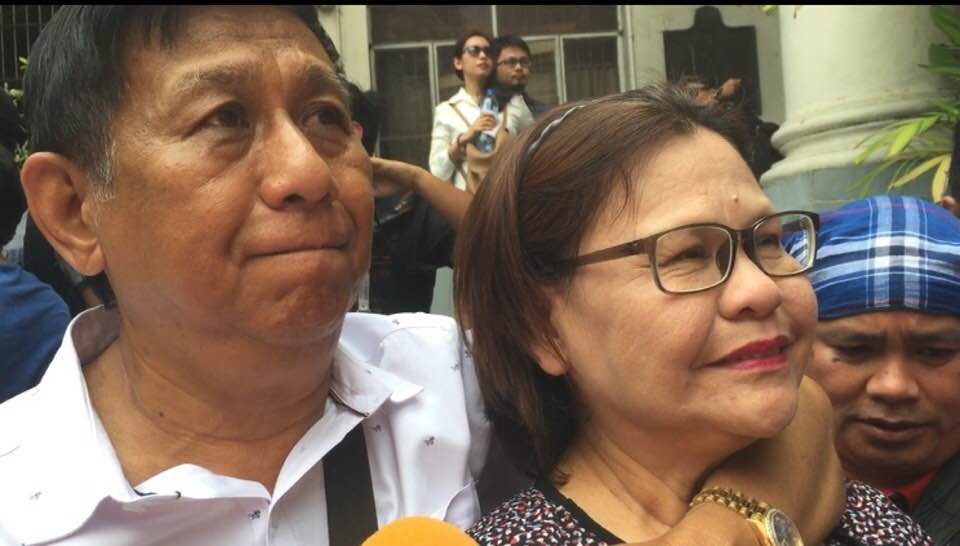 PROUD PARENTS. Neneth Aporo's parents Elsie and Bonifacio wait for the announcement of results of the 2017 Philippine Bar Examinations at the Supreme Court on April 26, 2018. Photo by Lian Buan/Rappler 