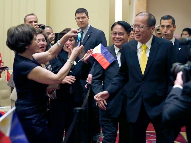 CHICAGO VISIT. In this photo, the Filipino community in Chicago, USA, welcomes former president Benigno Aquino III as then-consul general Generoso Calonge follows behind. Photo by Gil Nartea/Malacañang Photo Bureau   