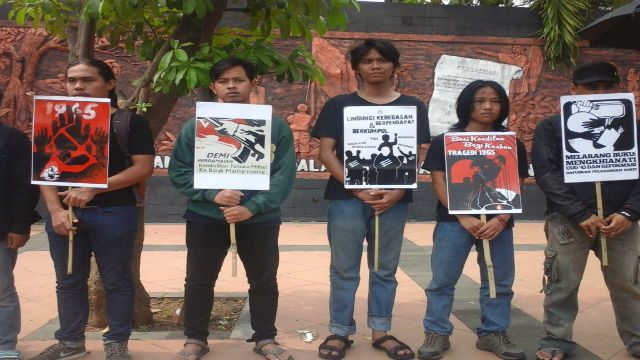 Aktivis Aliansi Masyarakat Semarang beunjuk rasa di depan Markas Polda di Semarang, Jawa Tengah. Foto: Fariz Fardianto  