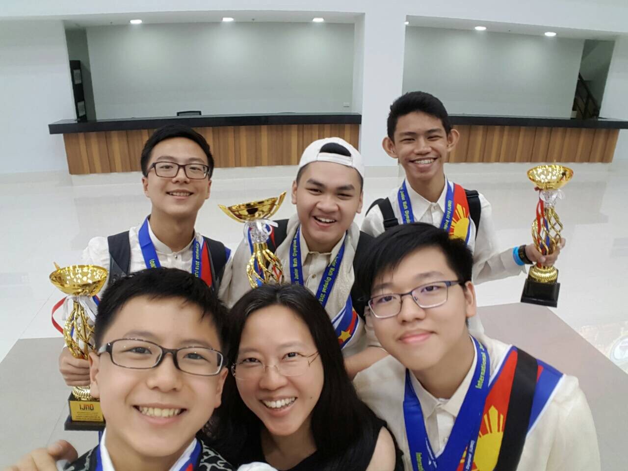 CHAMPIONS. Topnotchers from the Philippine team strike a pose with their trophies. Photo courtesy of Eunice Chua  