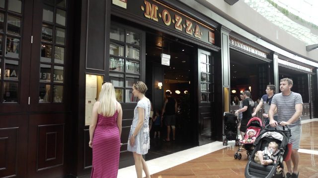 POPULAR RESTAURANT. Mario Batali's Pizzeria Mozza is a big hit in Singapore despite initial adjustments with the local palate. Photo by Adrian Portugal/Rappler  
