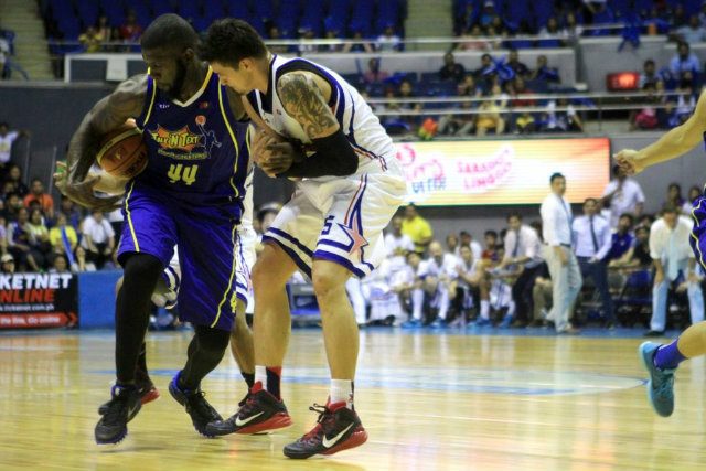 PHYSICAL. Marc Pingris (R) and Ivan Johnson get physical during a semifinals game in last year's Commissioner's Cup. The two eventually had a verbal spat that nearly escalated after the game. File Photo from PBA Images    