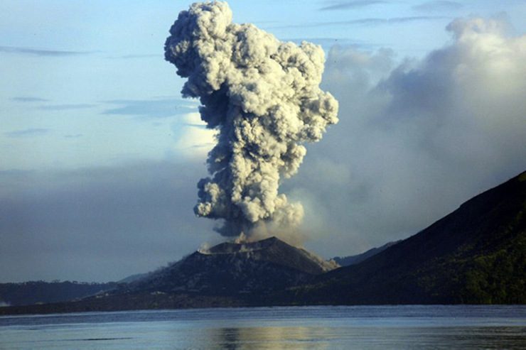 ACTIVITY SUBSIDING. Smoke and ash fills the air as Mount Tavurvur erupts in Rabaul in eastern Papua New Guinea on Saturday, August 30. erupting from its center. Ness Kerton/AFP