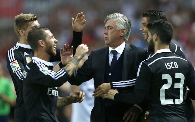Pelatih Real Madrid Carlo Ancelotti menyelamati pemainnya saat melawan Sevilla di La Liga, 2 Mei 2015. Foto oleh EPA 