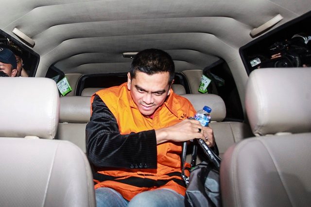 Ketua Komisi D DPRD DKI Jakarta Mohamad Sanusi berada didalam mobil tahanan usai menjalani pemeriksaan di gedung KPK, Jakarta, Sabtu, 2 April. Foto oleh Muhammad Adimaja/ANTARA 
