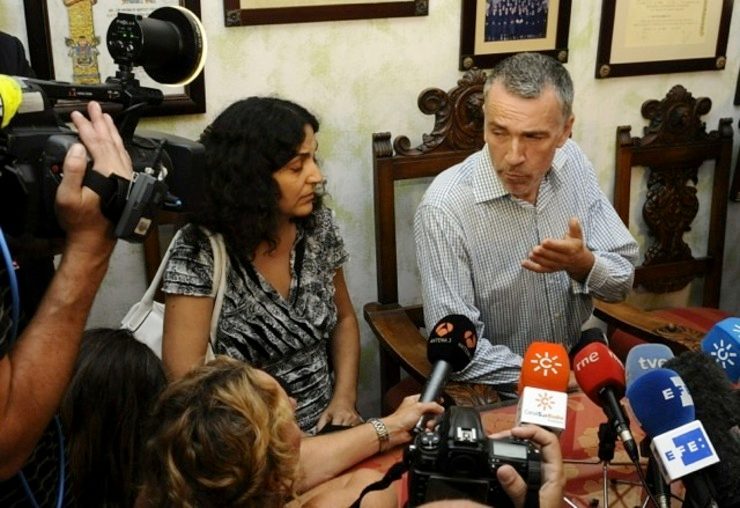 FURTHER TREATMENT. Parents of British boy Ashya King, Brett King (R) and Naghmeh King (L), speak to media during a press conference held at their lawyers' offices in Sevilla, southern Spain, September 3, 2014. File photo by Raul Caro/EPA