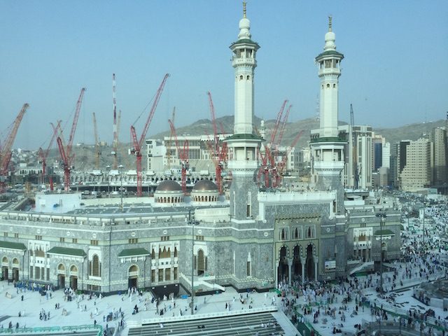 SEBELUM MUSIBAH. Foto Masjidil Haram ini diambil pada Mei 2015, beberapa bulan sebelum musibah crane jatuh. Foto oleh Ilham Bintang 