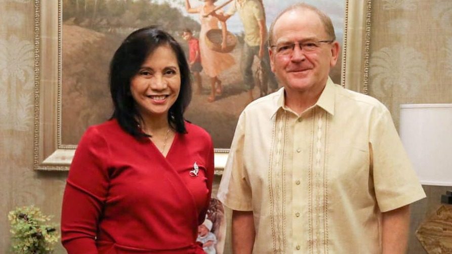 LOOK: Leni Robredo meets ‘The Kingmaker’ consulting producer William Mellor