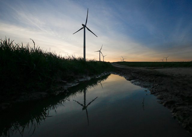 TURBIN. Turbin angin di Belanda. Mengapa Anda harus peduli terhadap COP 21? Foto oleh Olivier Hoslet/EPA 