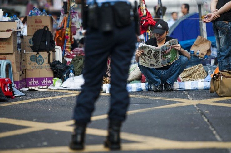 Hong Kong protest leaders agree to talks as numbers dwindle