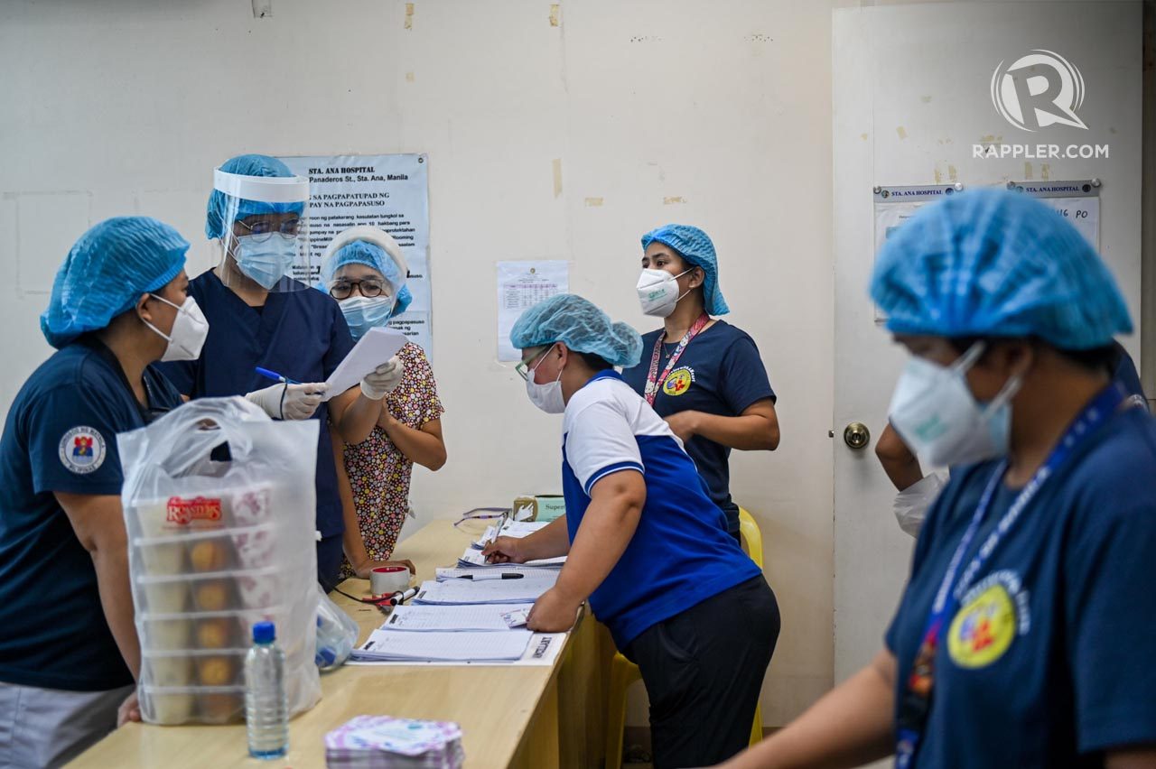  SIMPLE FEAST. Health workers prepare food to be distributed among the hospital staff. Photo by Alecs Ongcal/Rappler