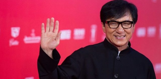 Jackie Chan menerima Piala Oscar