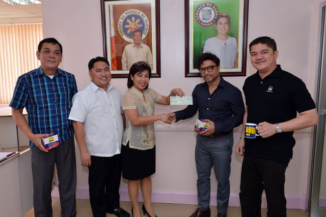 PAGCOR GIVES. PAGCOR gives P5M assistance to Davao's night market blast victims through Arnell Ignacio, assistant vice president for Community Relation and Services Department. Photo by CIO 
