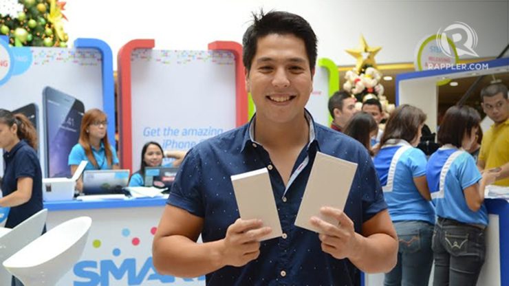 BIGGER AND BETTER. The Morning Rush’s Gino Quillamor showing off the iPhone 6 and iPhone 6 Plus. Photo courtesy of Smart