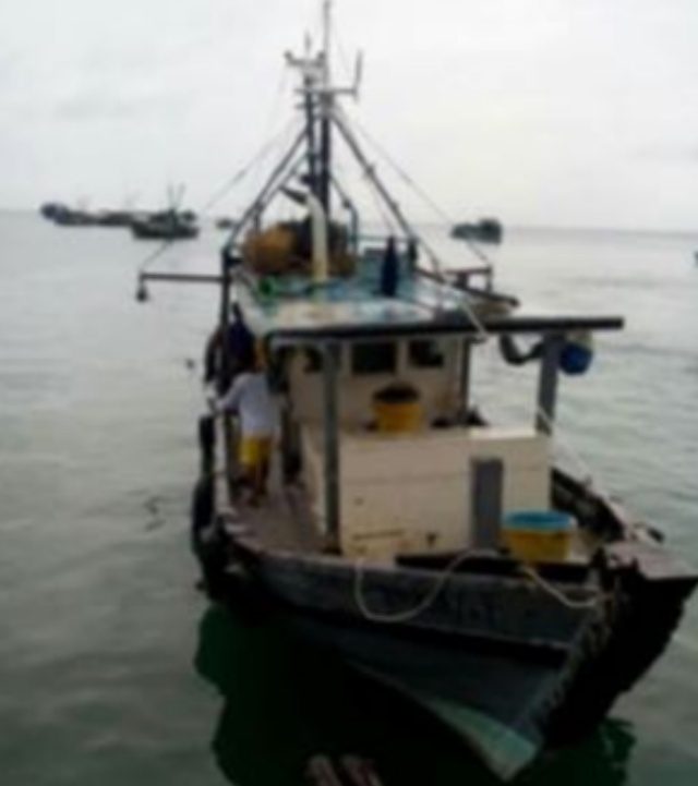MESIN HIDUP. Kapal penangkap udang yang digunakan untuk bekerja oleh tiga warga Indonesia asal Sulawesi Selatan. Kapal itu ditemukan tanpa awak dan dalam keadaan mesin masih hidup di perairan Filipina selatan. Foto dari Polres Selayar 