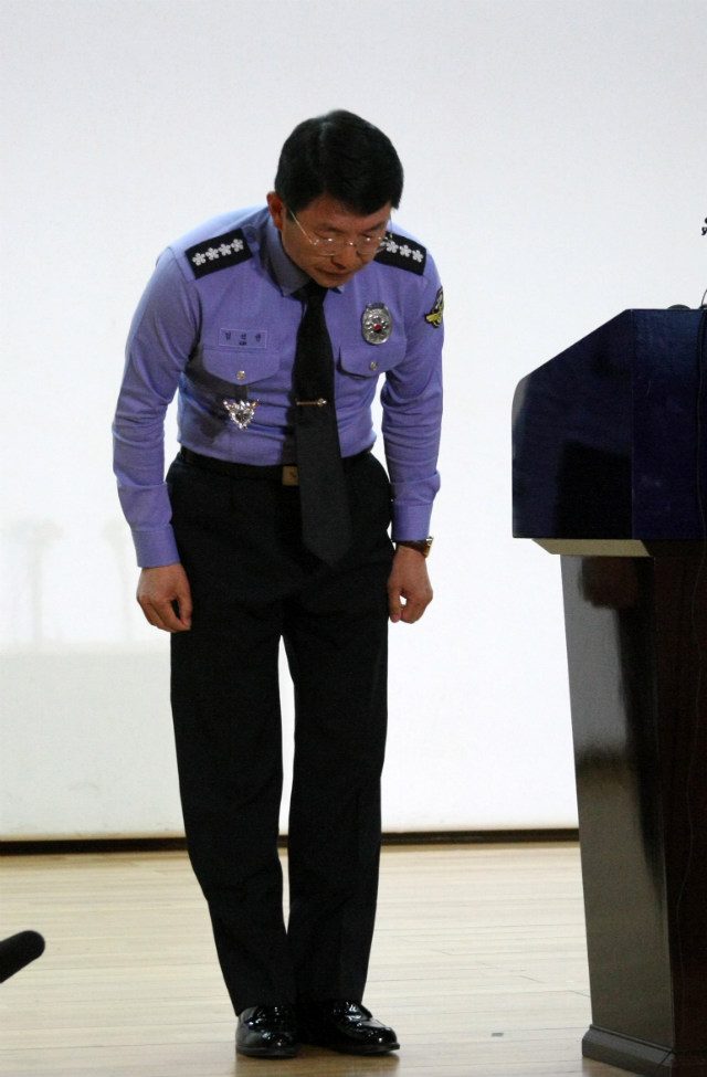 SORRY. Kim Suk-kyoon, head of South Korea's Coast Guard, apologizes to the public during a news briefing at the Jindo County Office, South Jeolla Province, April 30, 2014. File photo by Yonhap/EPA